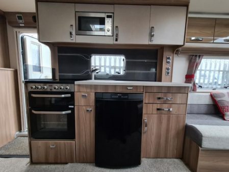 2017 Swift Challenger Lux 530 AL (Inc Mover)