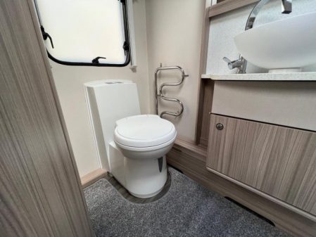 2020 Coachman Acadia Premium 565