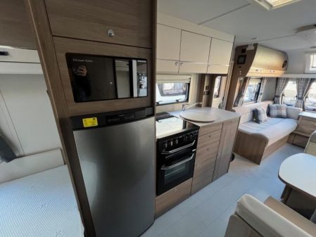 2019 Compass Connoisseur 840