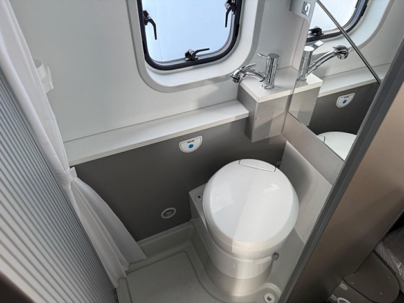 2018 Adria Twin 600 SP
Manual 150HP